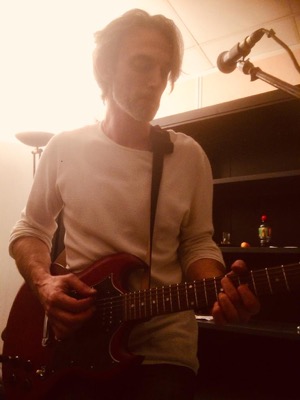 00076 thierry play guitare.jpg